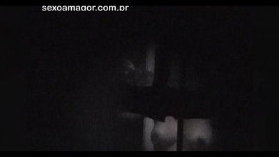 Blondie wird heimlich von einem Voyeur aus der Nachbarschaft gefilmt, der sich hinter Hohlblocksteinen versteckt